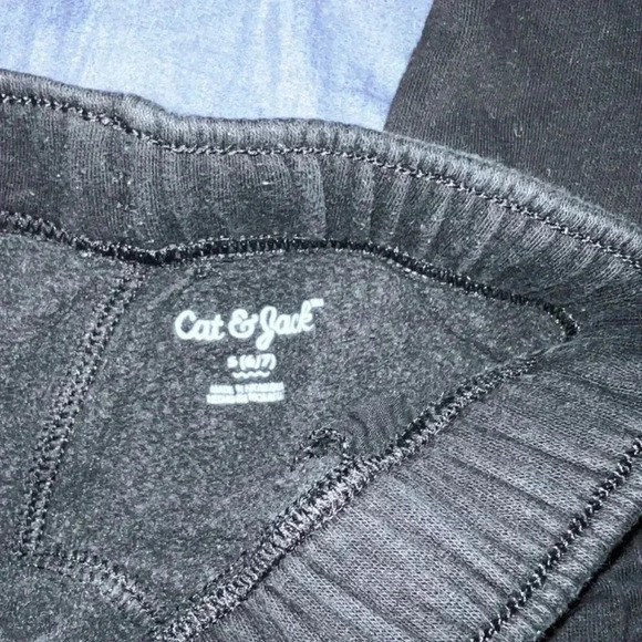Boys size 6/7 cat and jack black joggers - Picture 2 of 2